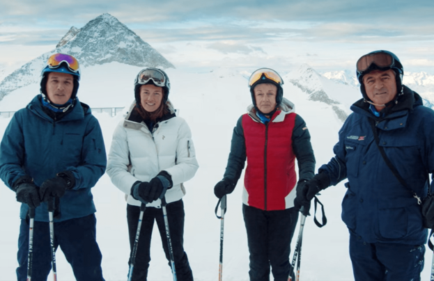 Gruppe von Skifahrern vor Gipfelpanorama