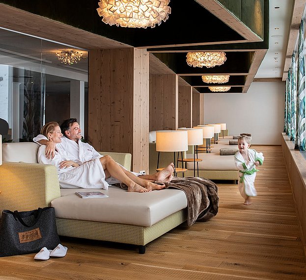 Paar und laufendes Kind im Ruheraum