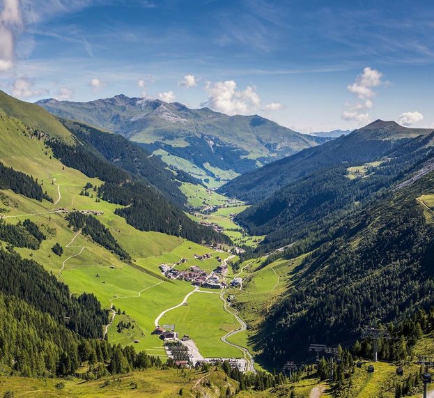 Aufnahme vom Tuxertal im Sommer aus der Vogelperspektive