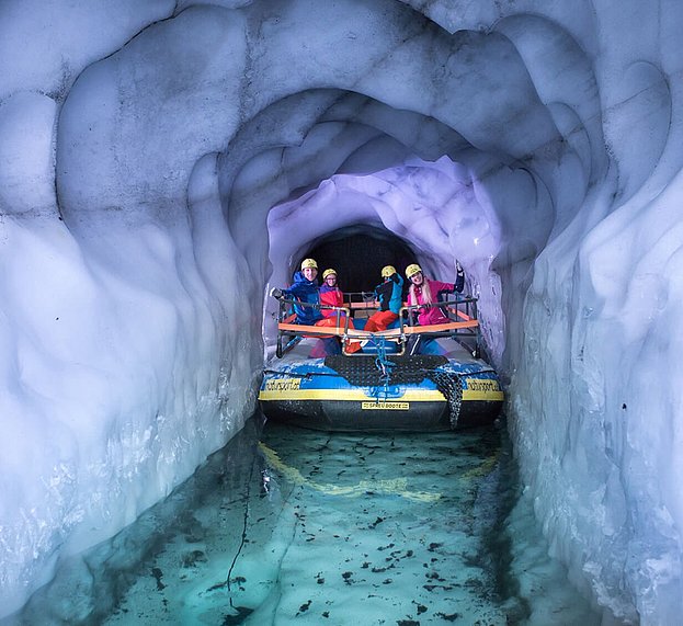 Fahrt durch Eishöhle