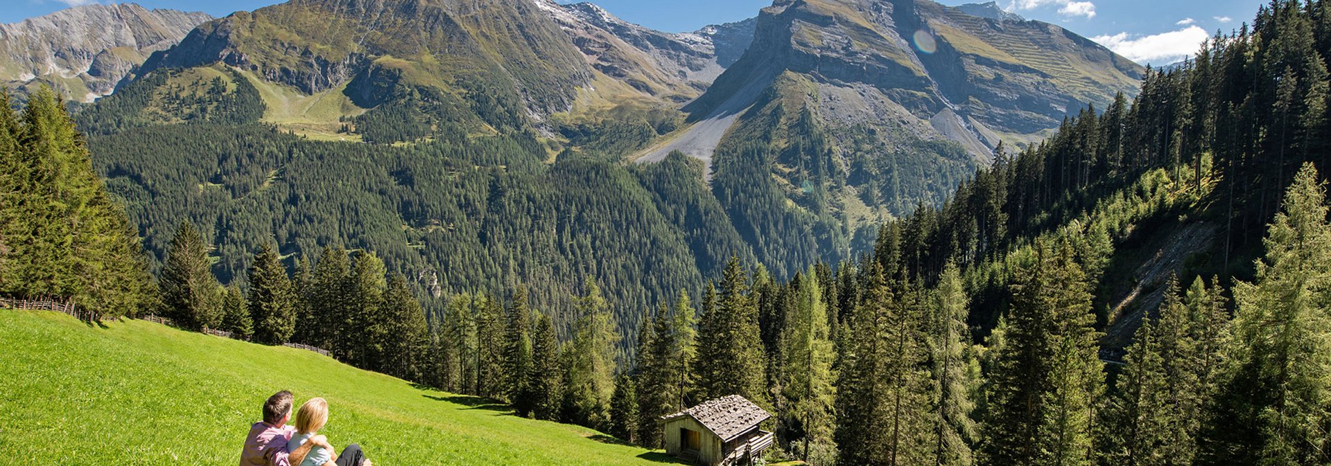 Paar macht Rast beim Wandern Paar macht Rast beim Wandern