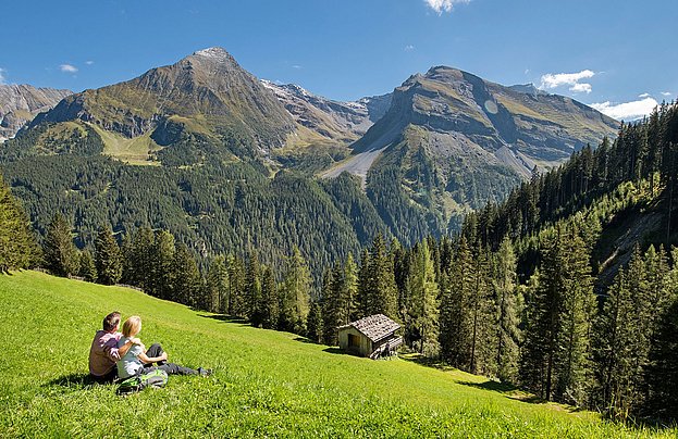 Paar macht Rast beim Wandern