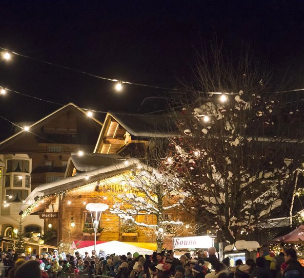 Beleuchteter Adventmarkt in Tux