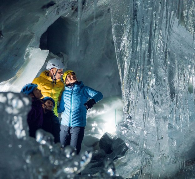 Familie im ewigen Eis im Zillertal am Gletscher