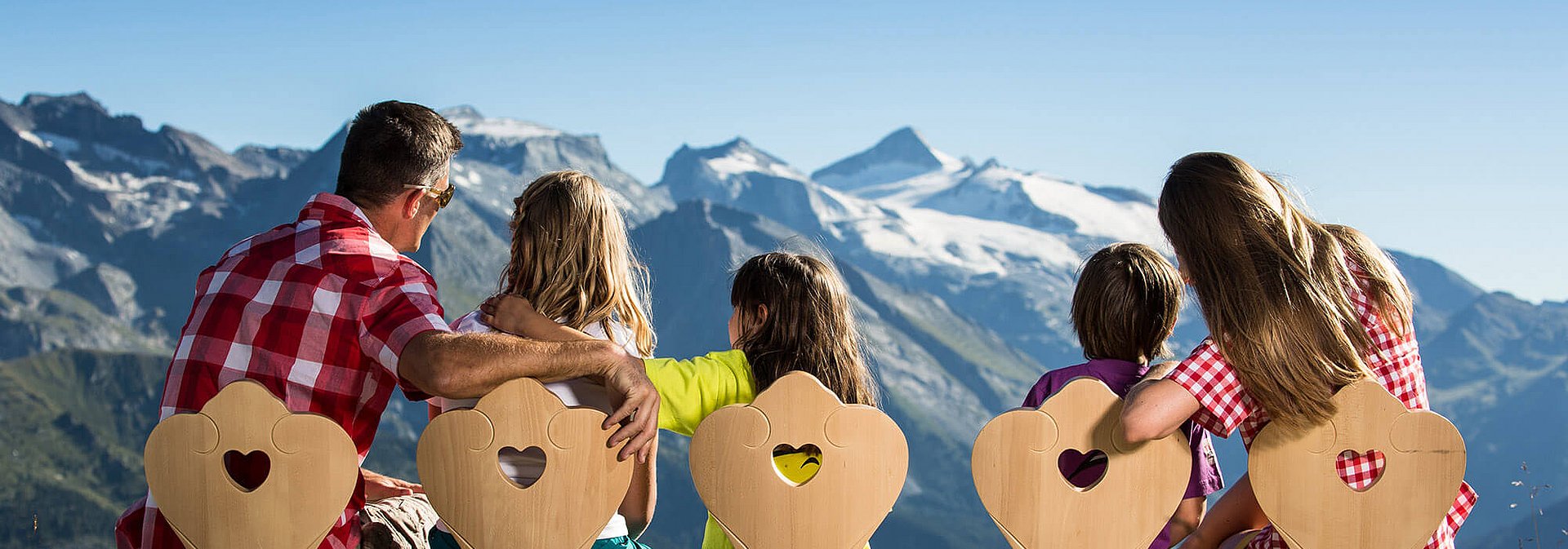 Familie vor Bergpanorama Familie vor Bergpanorama