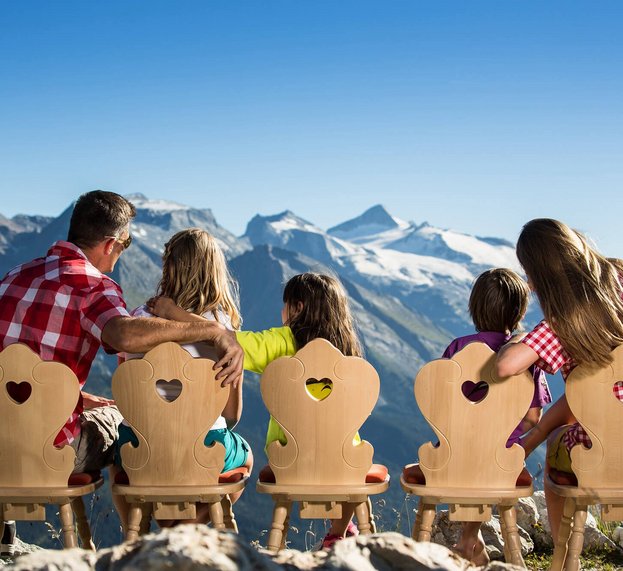 Familie vor Bergpanorama