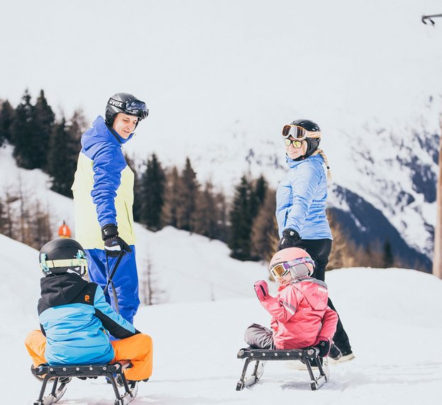 Familie beim Rodeln
