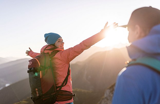 Paar am Berg bei Sonnenaufgang