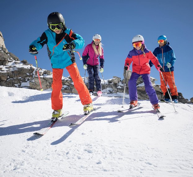 Familie beim Skifahren