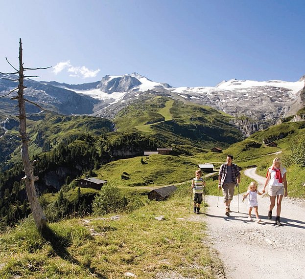 Familie beim Wandern