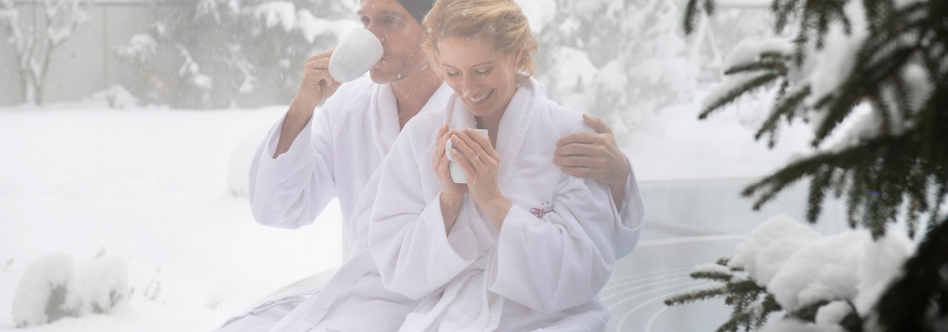 Paar trinkt Tee im Alpengarten im Hotel Alpenhof Paar trinkt Tee im Alpengarten im Hotel Alpenhof