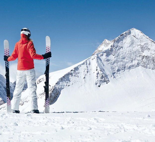 Skifahrer vor Gletscherpanorama