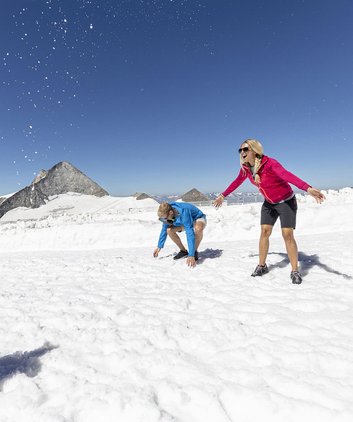 Schneeballschlacht am Hintertuxer Gletscher