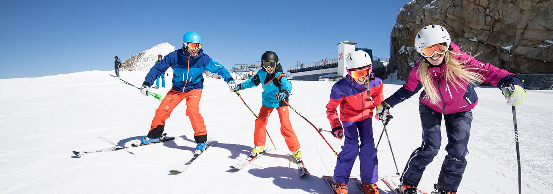 Familie beim Skifahren im Zillertal Familie beim Skifahren im Zillertal