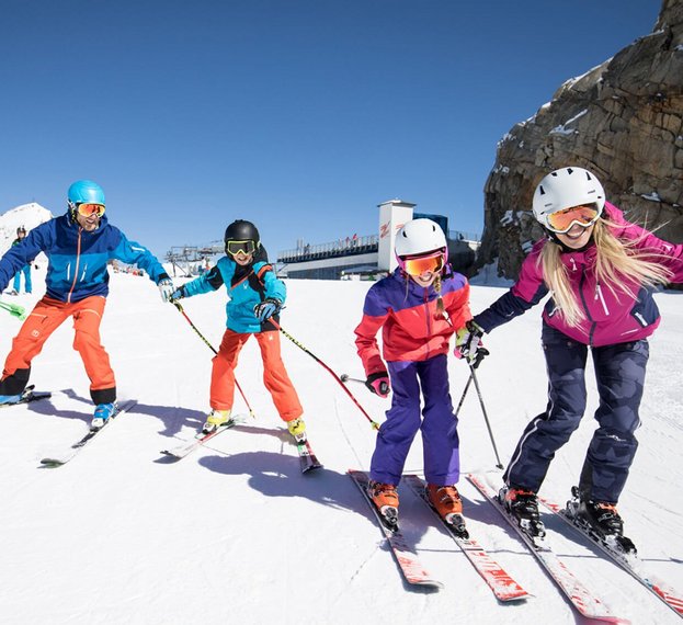 Familie beim Skifahren im Zillertal