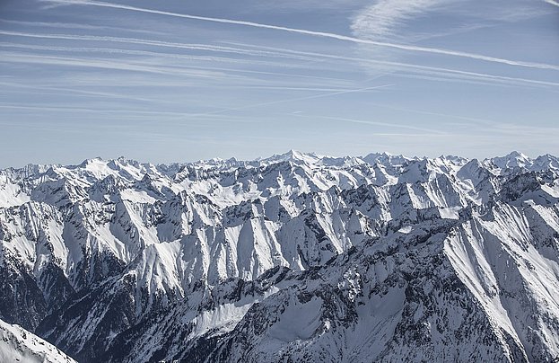 Verschneite Gipfel im Zillertal