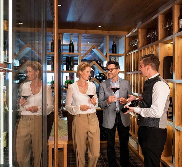 Paar bei der Weinverkostung