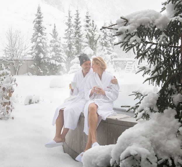 Paar im winterlichen Garten