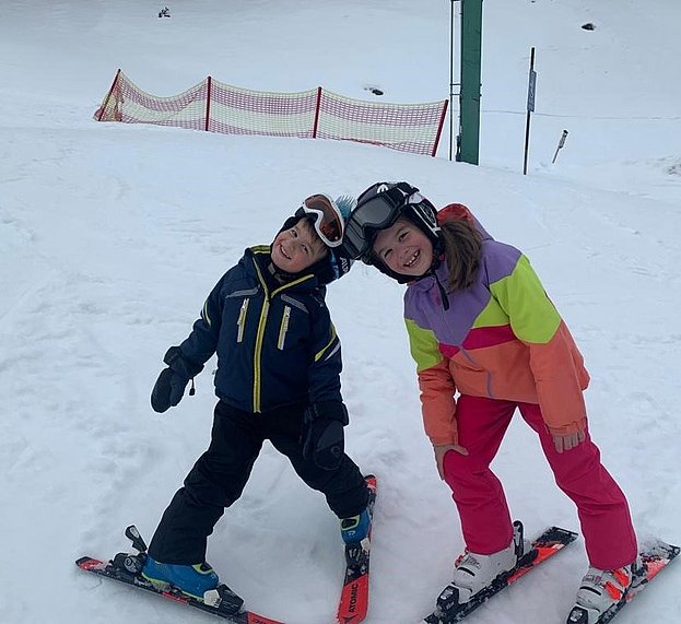 Kinder beim Skifahren