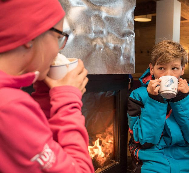 Kinder trinken Kakao