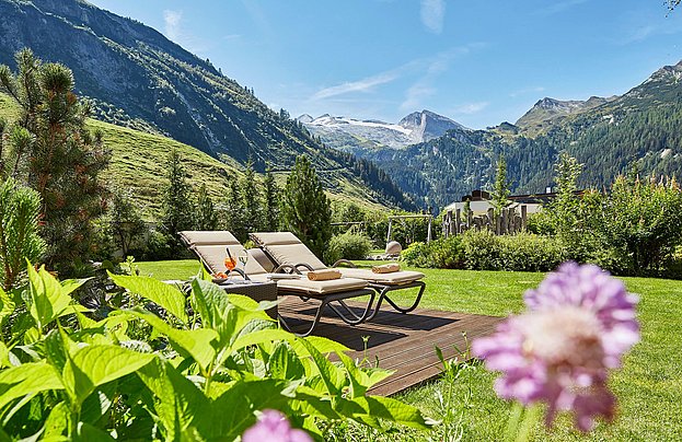 Garten mit Liegestühlen