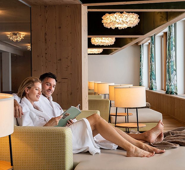 Paar entspannt im Ruheraum