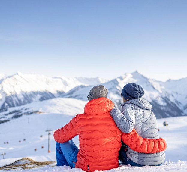 Paar vor Schneepanorama