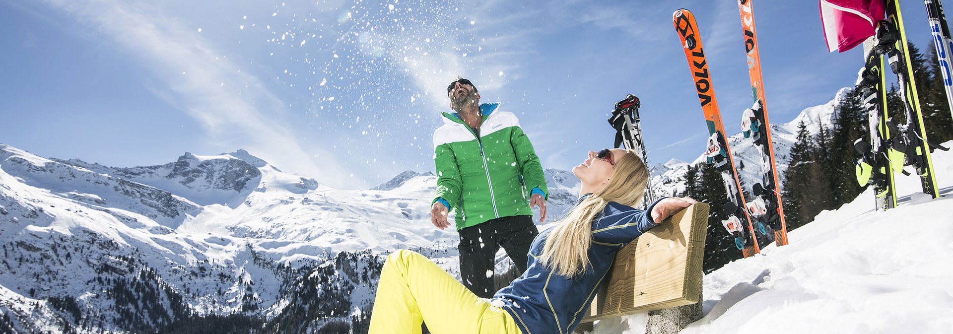 Paar macht Pause beim Skifahren Paar macht Pause beim Skifahren