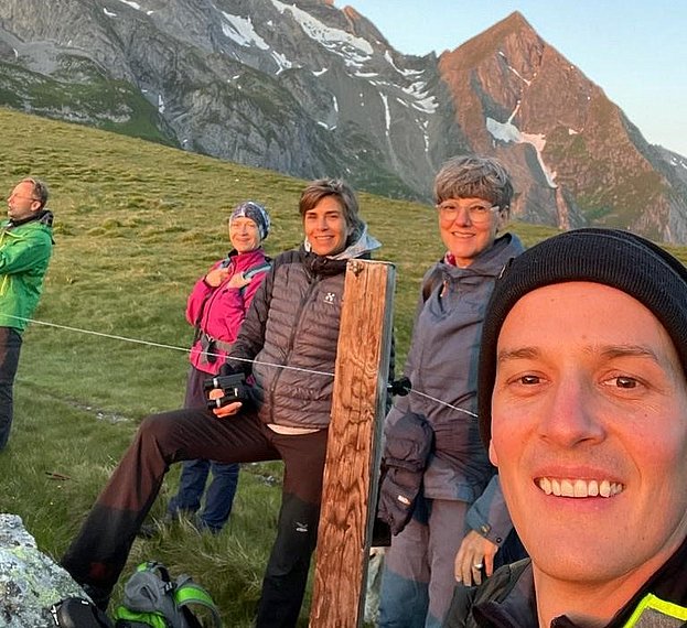 Gruppe Wanderer vor Bergpanorama