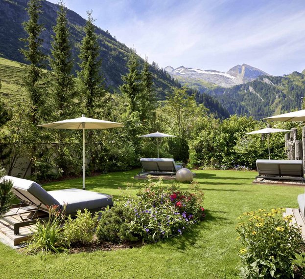 Gemütliche Liegen im Alpengarten mit Bergblick