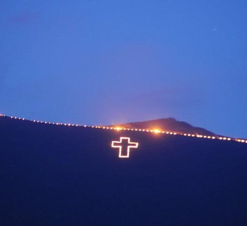 Sonnwendfeuer am Berg