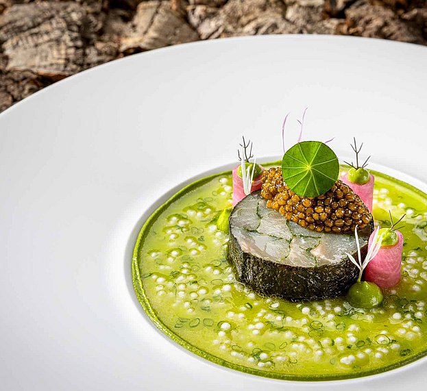 Kalte Fischvorspeise auf einem weißen Teller mit Dekoration