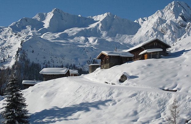 Verschneite Berghütten