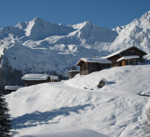 Verschneite Berghütten