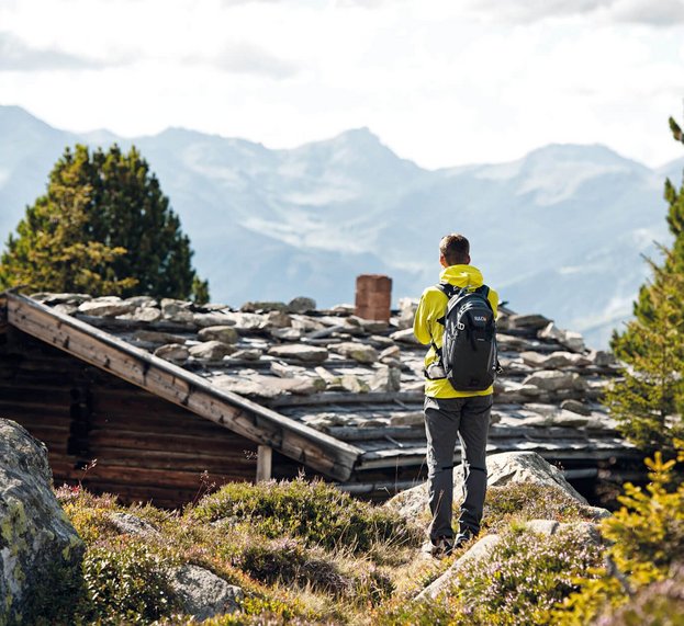 Mann vor Berghütte
